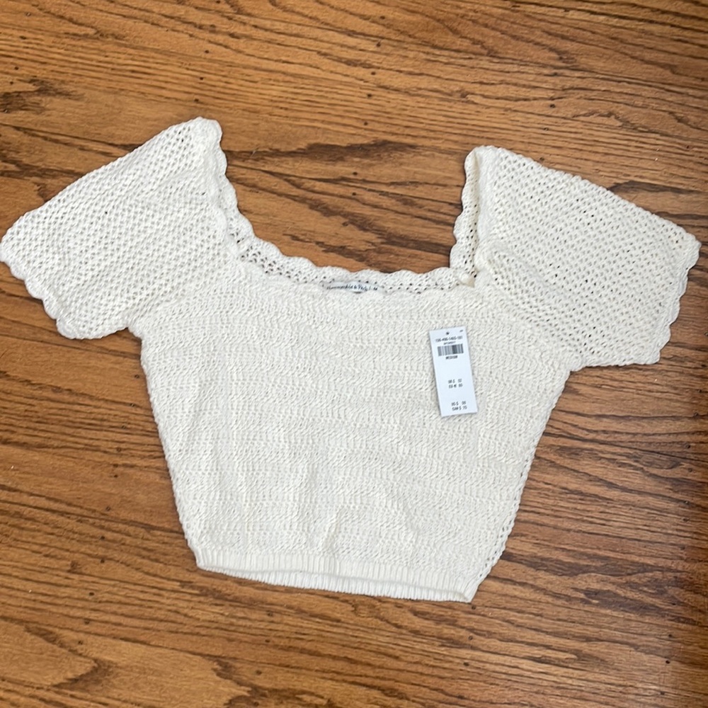 White knit crop top, size medium, new with tags, Abercrombie and fitch